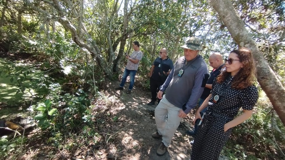 Corpo de jovem foi encontrado na manhã desta quarta-feira em área de mata, próximo a um lago, em Iguaba Grande — Foto: Polícia Civil