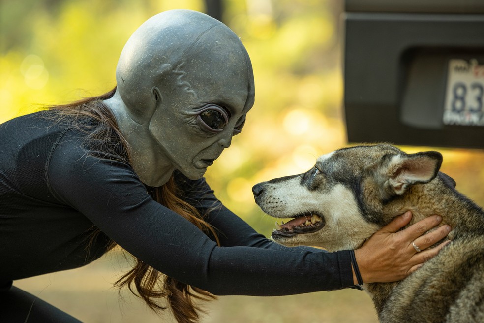 Mulher interage com cão usando máscara de alienígena — Foto: Leo Visions/Unplash