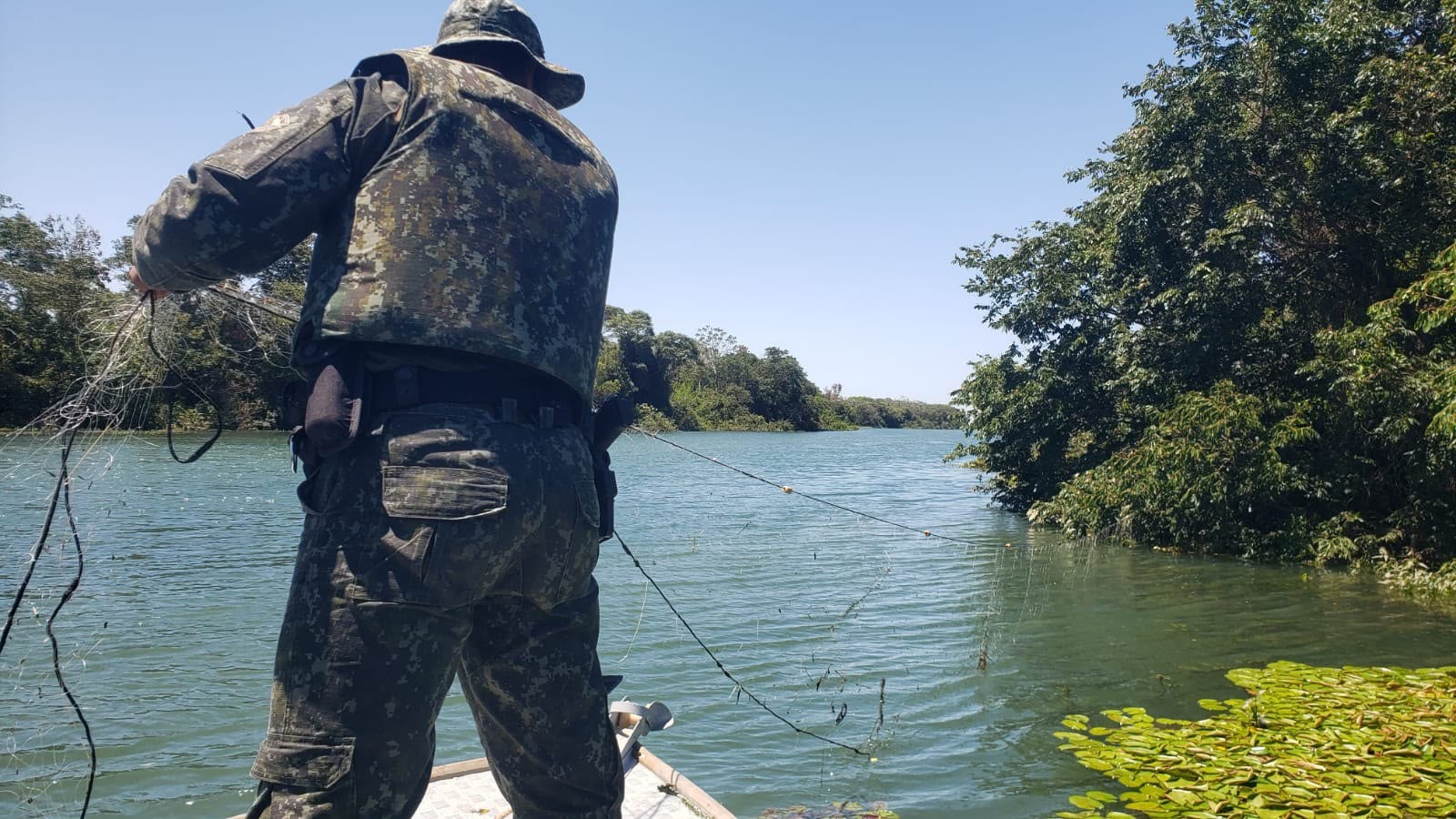 Polícia apreende 300 metros de redes de pesca instaladas irregularmente no Rio Paraná em Rosana