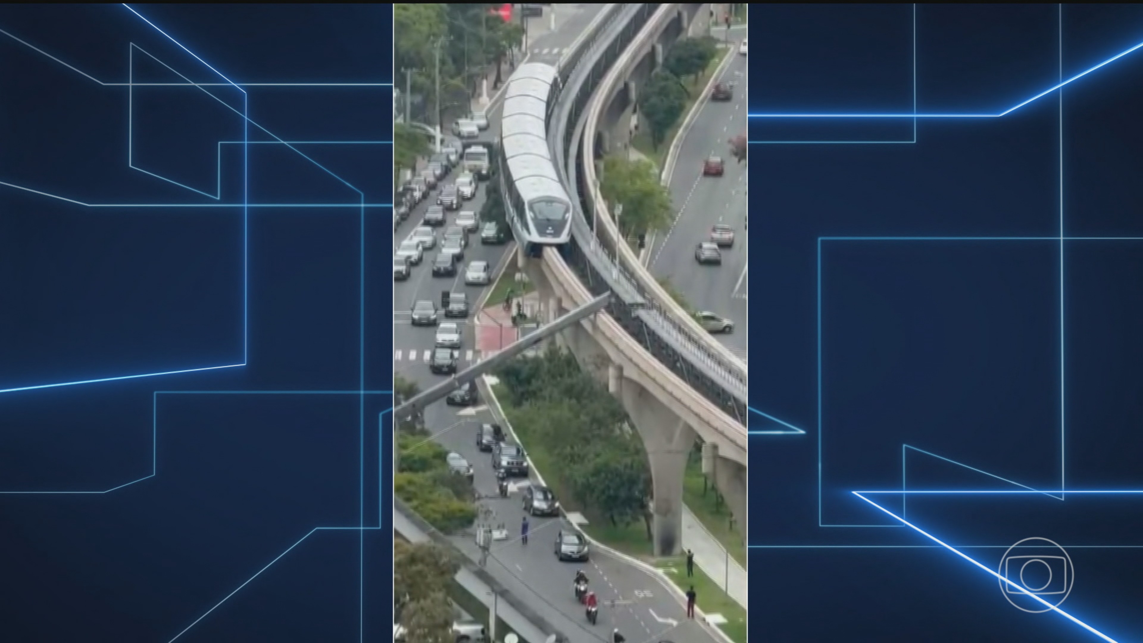 Guindaste cai sobre estrutura do monotrilho e, logo depois, é atingido por trem