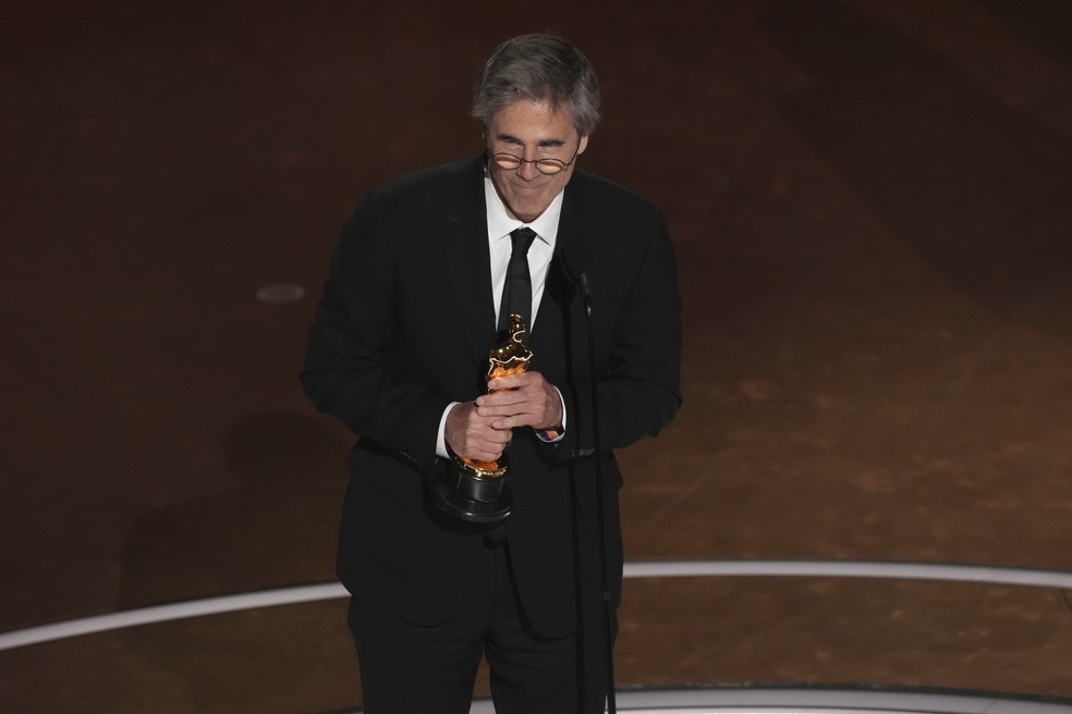 Walter Salles recebe Oscar de melhor filme internacional por 'Ainda estou aqui' — Foto: Chris Pizzello/AP