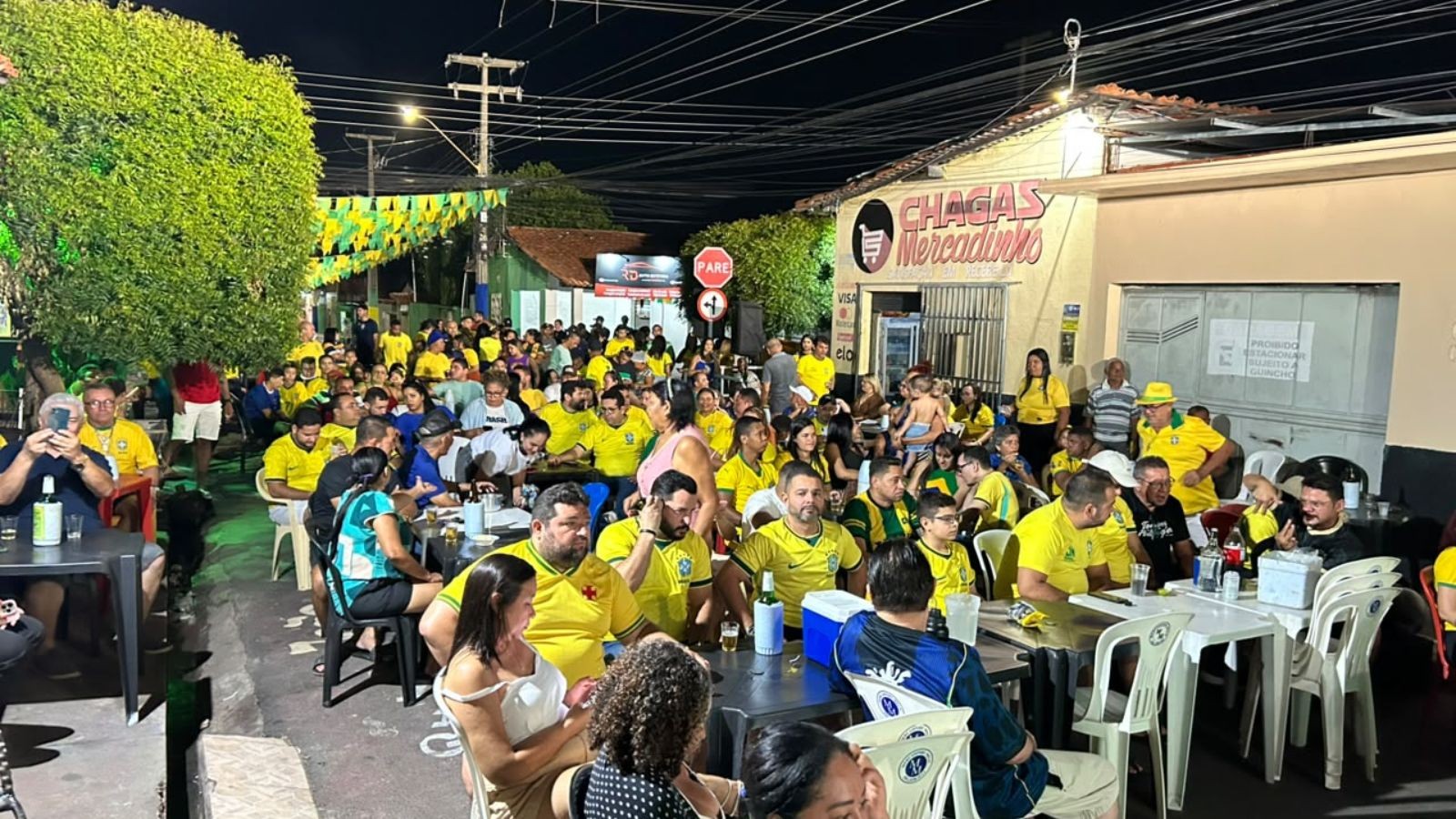 'Rua da Copa': vizinhos acompanham jogos juntos há 20 anos em Teresina; decoração diferente a cada partida