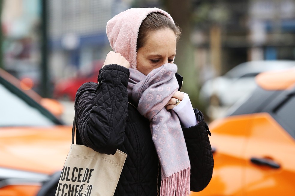 Mulher protege rosto do frio em Curitiba (PR). — Foto: Giuliano Gomes/PR Press/Estadão Conteúdo