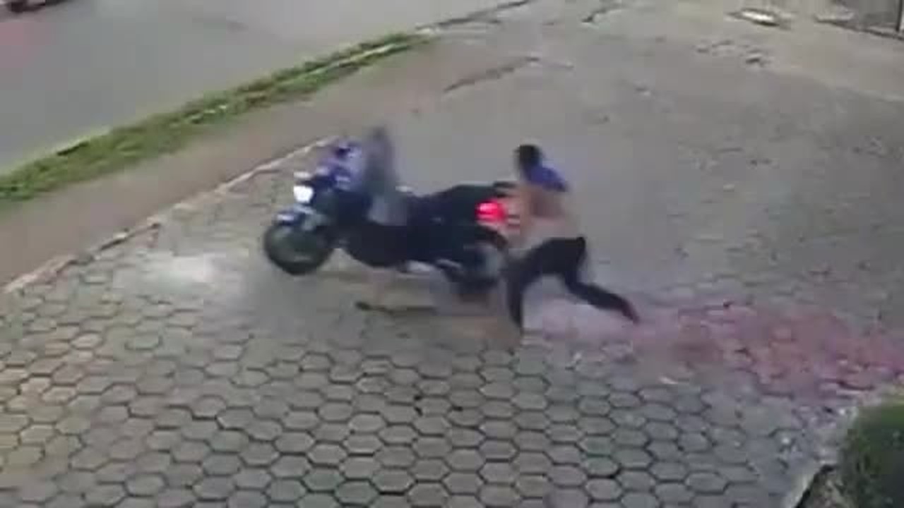 'Ação atrapalhada', diz polícia sobre roubo em SC com motos arremessadas, atropelamento e carro abandonado 