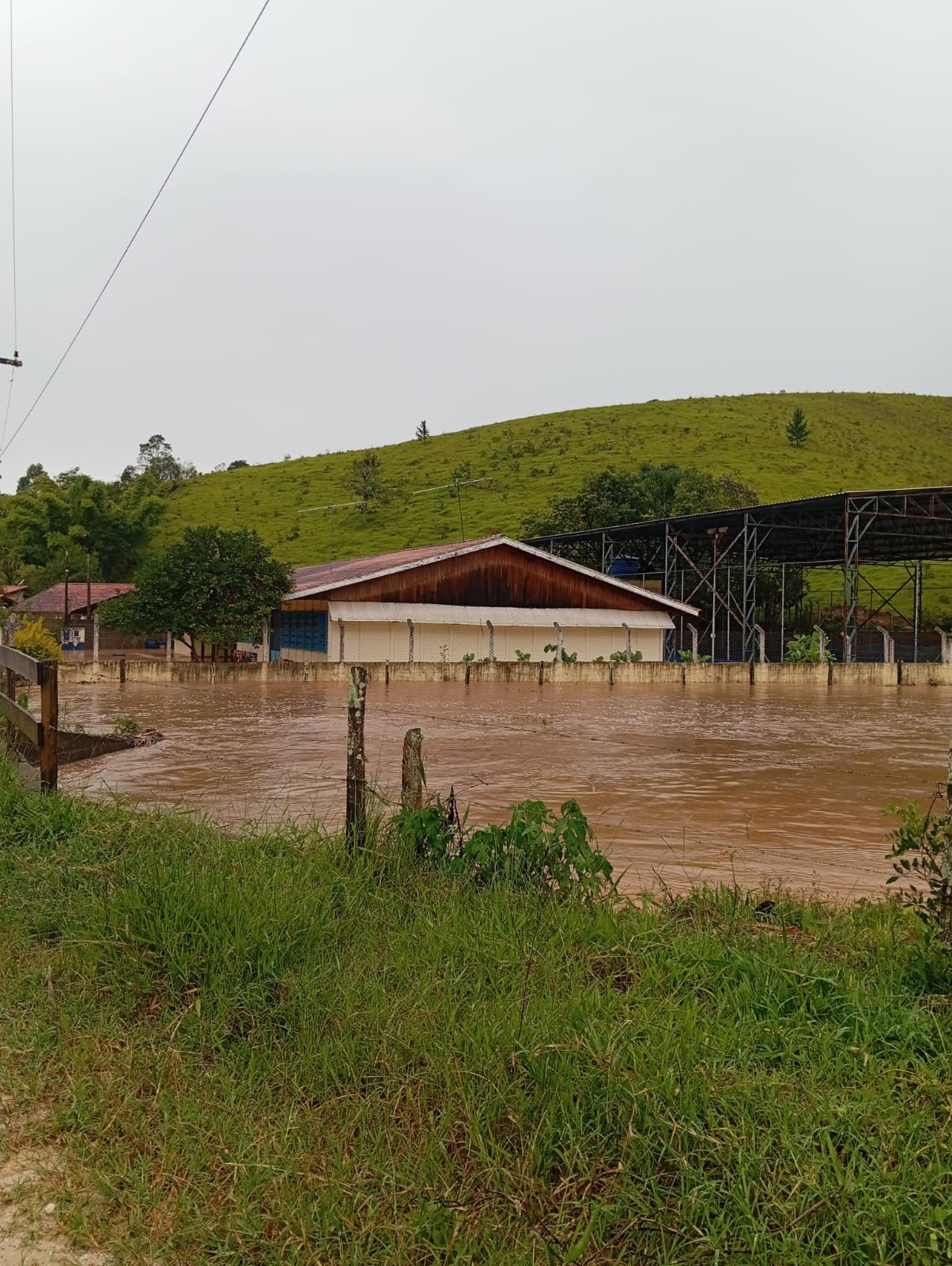 Rio transborda e causa estragos após chuva forte em São Luiz do Paraitinga, SP