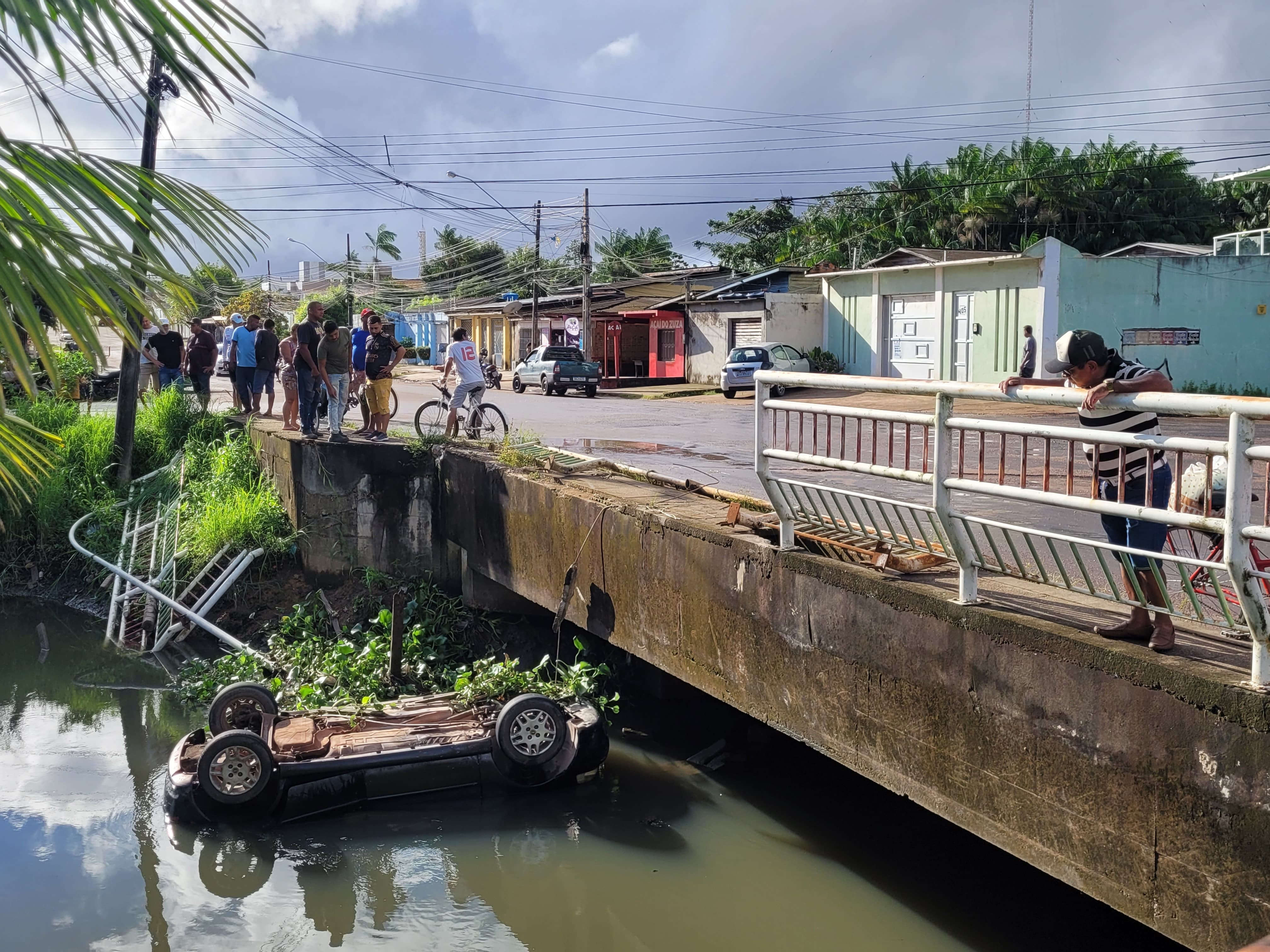 Duas pessoas morrem após carro bater em poste e cair no Canal do Beirol em Macapá 