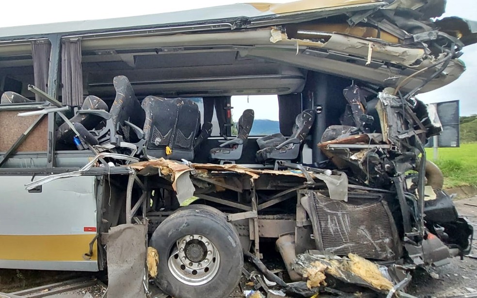 Batida entre dois ônibus deixa 3 mortos e mais de 30 pessoas feridas na Fernão Dias — Foto: Corpo de Bombeiros