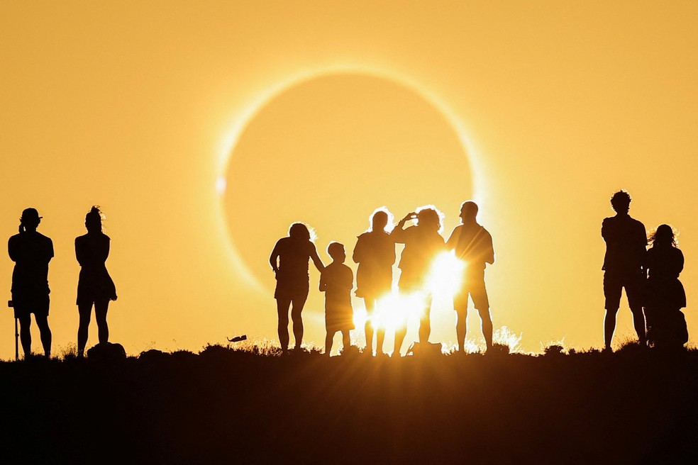 A Lua encobre completamente o Sol durante o eclipse solar total visto do Observatório Astrofísico de Javalambre, em Arcos de las Salinas, perto de Teruel, na Espanha, nesta quarta-feira (12). — Foto: Christian Hartmann/Reuters