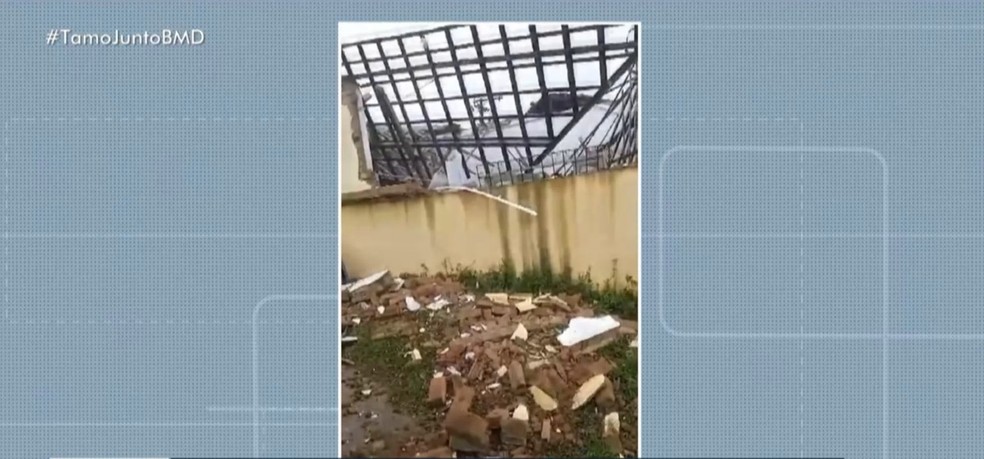 Telhado de escola desabou na zona rural de Ilhéus — Foto: Reprodução/Redes sociais