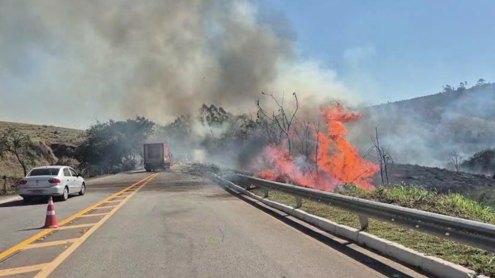 Queimada de grandes proporções atinge área de mata às margens de rodovia em São Luiz do Paraitinga