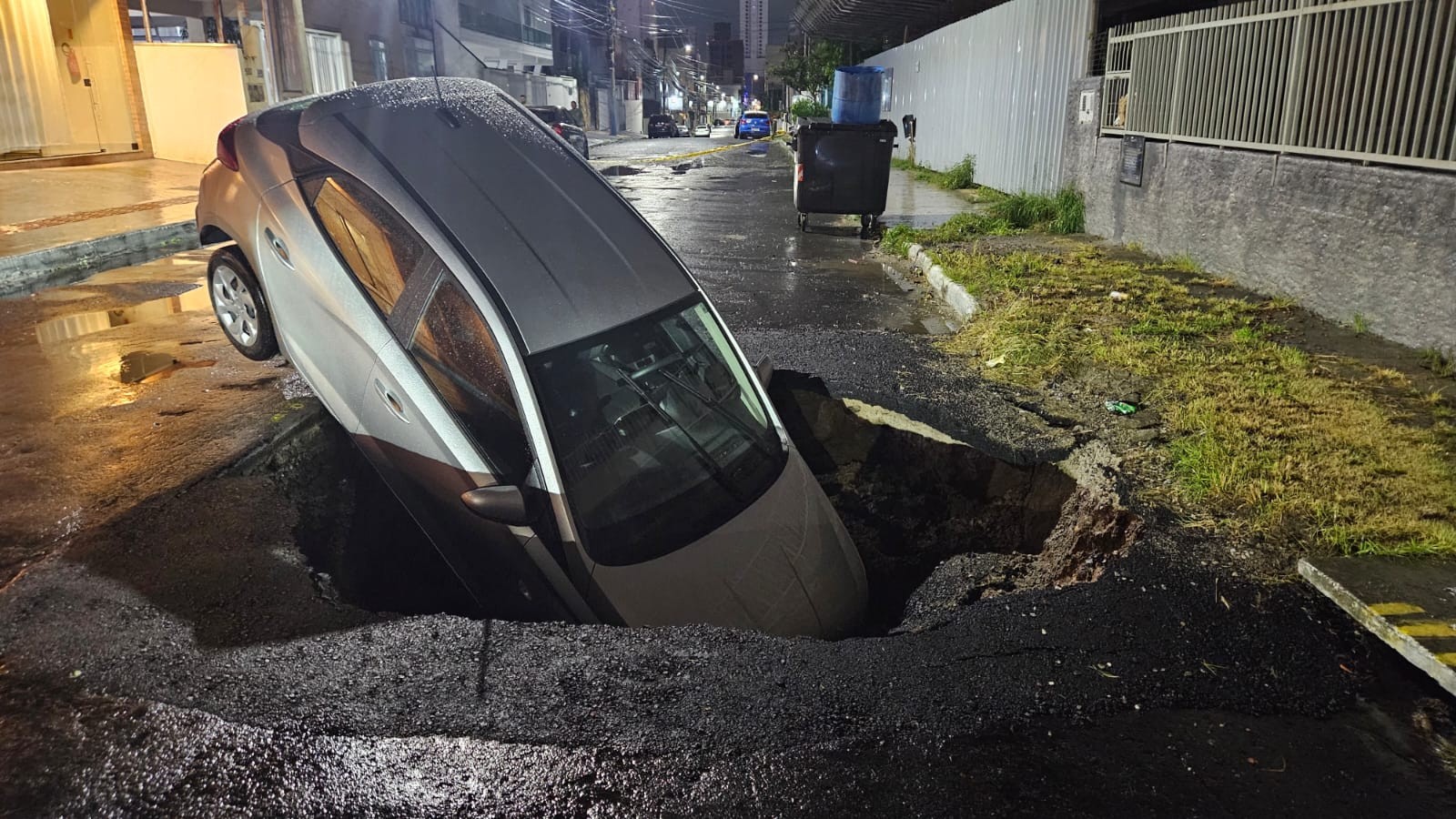 Balneário Camboriú tem carro caído em cratera e veículo submerso em rio por causa da chuva