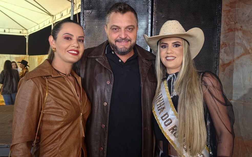 Imagem ilustrativa sobre Rainha de Rodeio de Goiás revela viver em trisal com irmã gêmea e agricultor