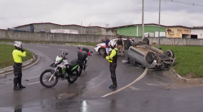 Motorista perde controle e capota carro após bater em outro veículo, em João Pessoa 