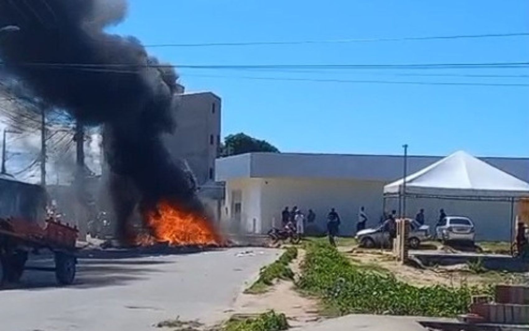Moradores fazem protesto durante reintegração de posse na Zona Sul de Aracaju