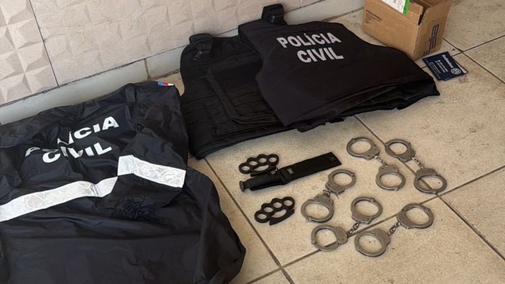 Materiais apreendidos na casa do investigador preso na operação do MPAM — Foto: Divulgação/MPAM
