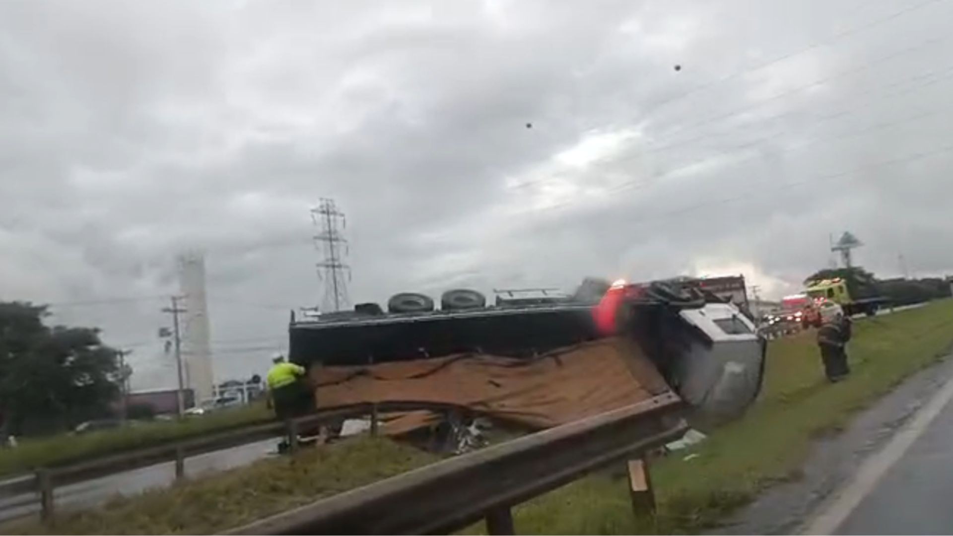 Tombamento de caminhão provoca congestionamento em rodovia do interior de SP