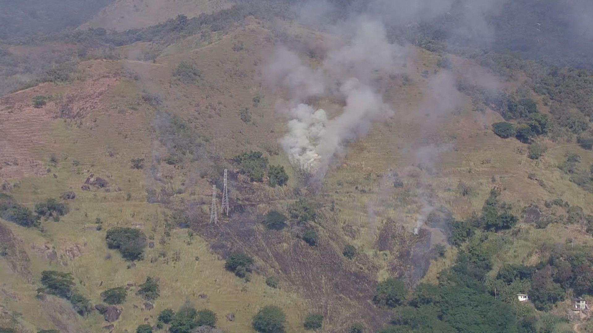 Fogo atinge vegetação no Complexo do Lins e volta a se espalhar após incêndio no domingo