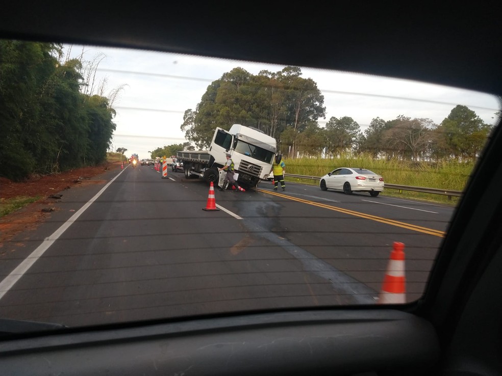 Acidente entre caminhão e carro deixou uma pessoa morta na Rodovia SP-294, em Marília (SP) — Foto: Arquivo pessoal