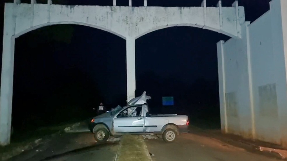 Adolescente de 16 anos morre após bater caminhonete em pilar na entrada de São José da Barra, MG — Foto: Helder Almeida