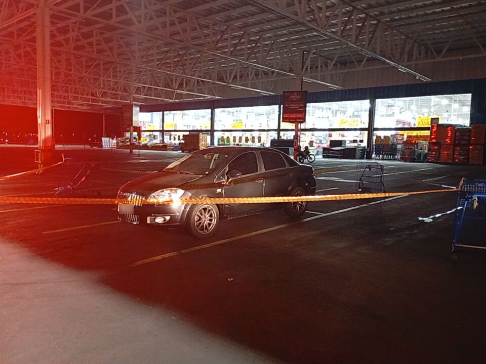 Corpo de homem é encontrado dentro de carro estacionado em hipermercado, em Pres. Prudente