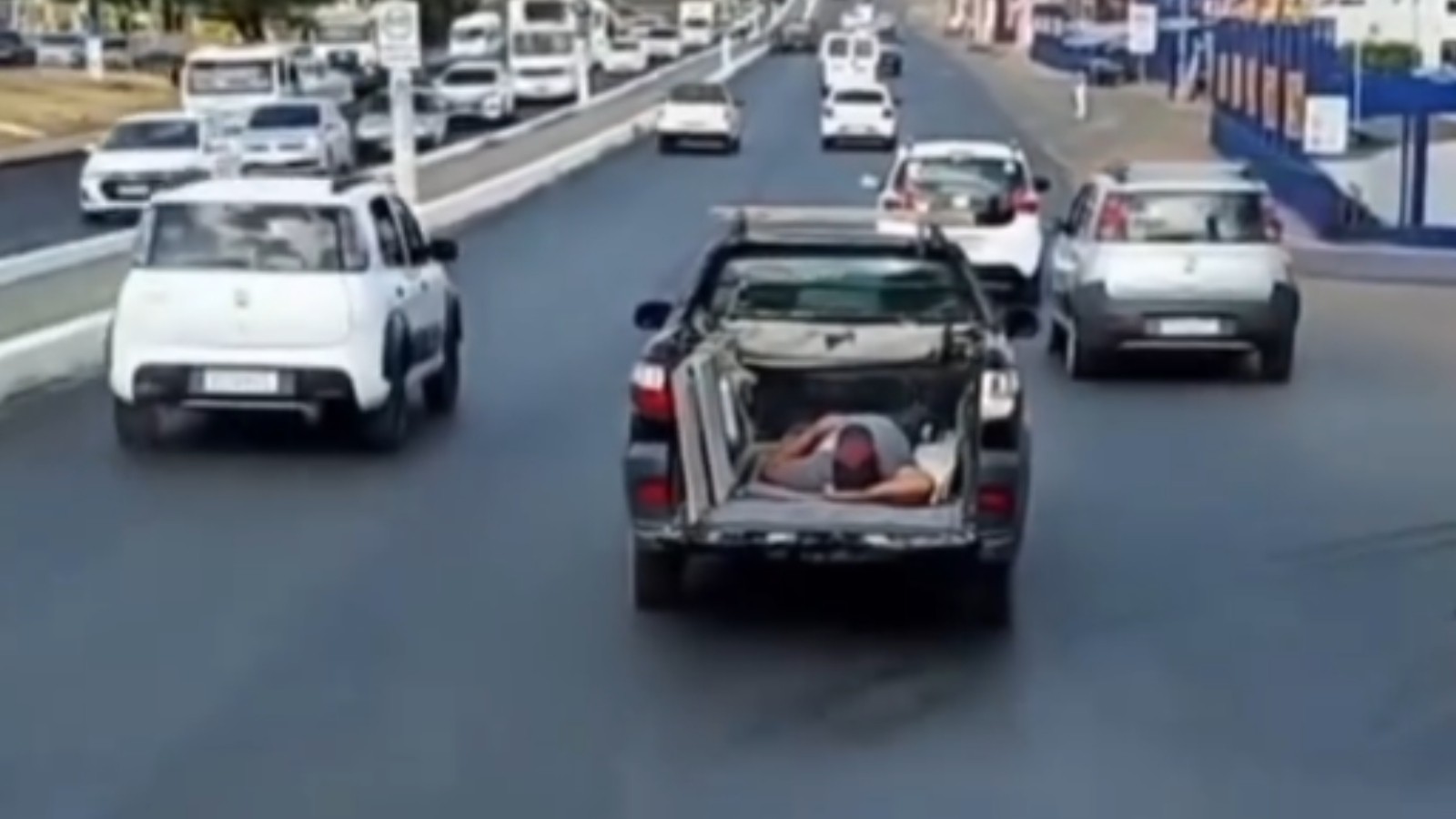 Homem tira cochilo na carroceria de carro em movimento no Ceará; infração é gravíssima