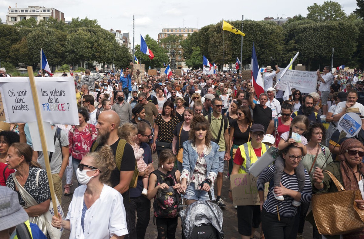 França tem novo dia de protestos contra passaporte da vacina