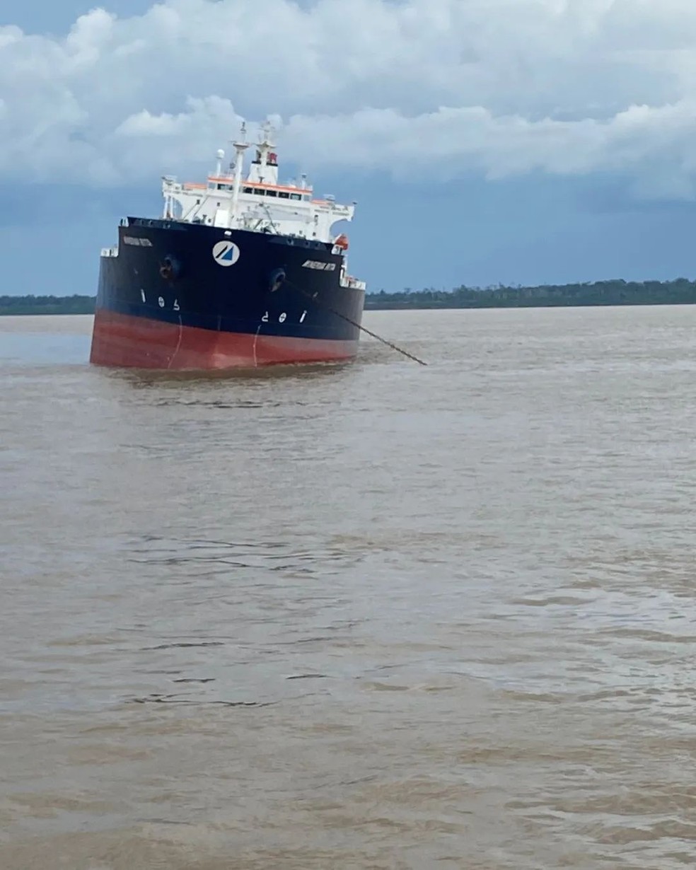 Navio tomba no meio do Rio Amazonas. — Foto: Divulgação