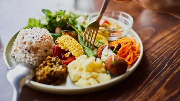 A alimentação saudável é o combustível certo para a geração de energia pelas mitocôndrias, segundo a neurocientista — Foto: Getty Images / BBC