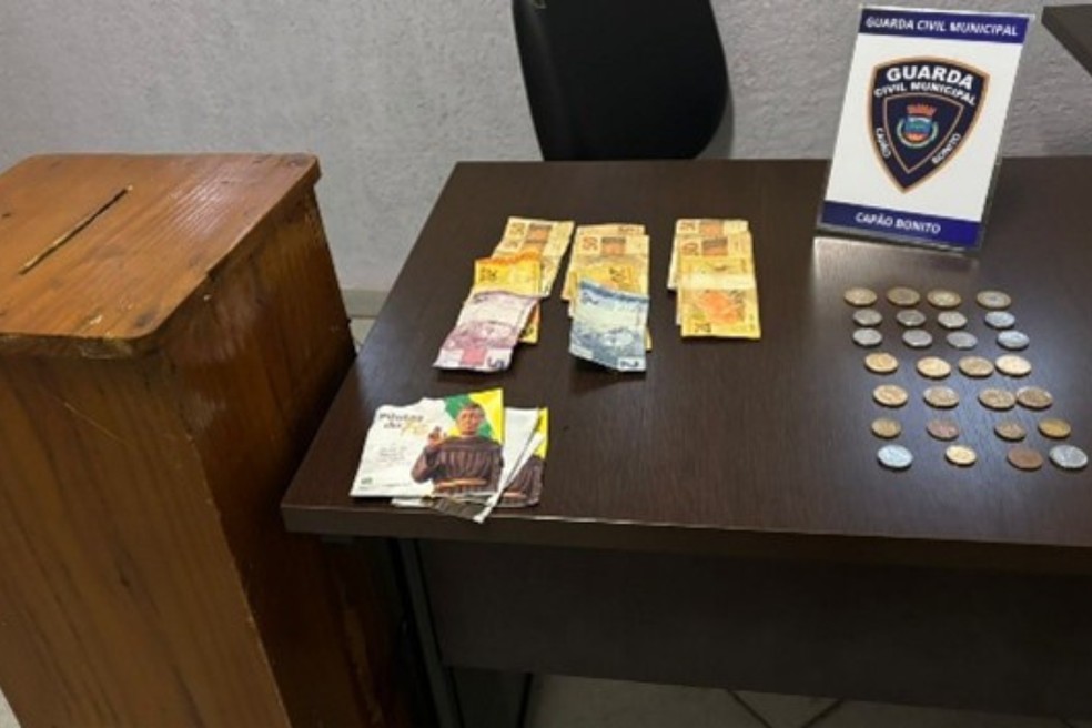 O objeto e o dinheiro foram recuperados pela GCM e devolvidos à igreja em Capão Bonito — Foto: Reprodução/GCM