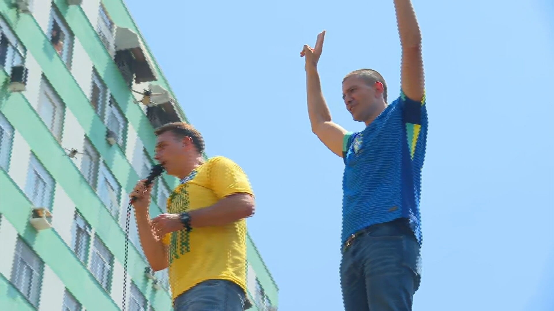 Flávio diz que Bolsonaro colocará faixa presidencial nele; ex-presidente está preso, condenado por tentativa de golpe