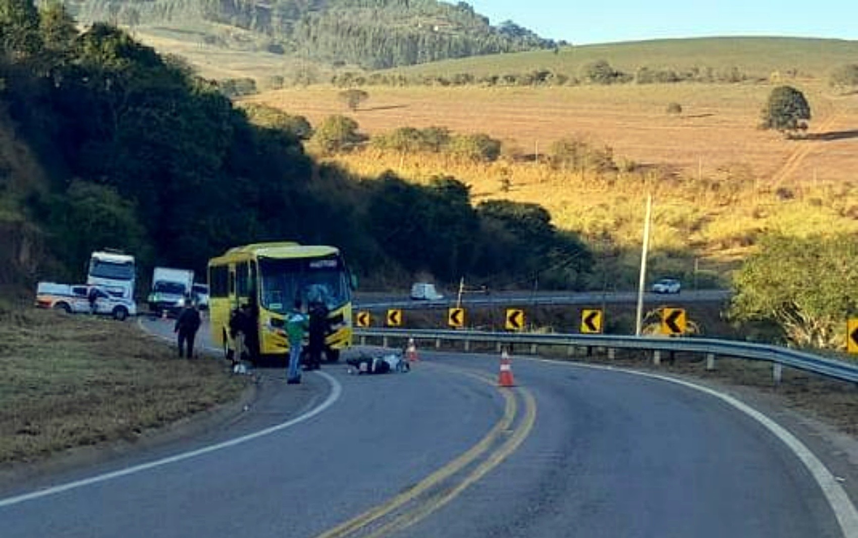 Motociclista morre após bater de frente com ônibus na MG-173, em Cachoeira de Minas, MG