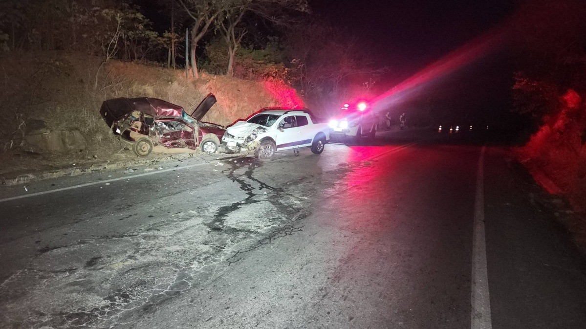 Batida entre carros deixou duas pessoas mortas e três feridas, entre elas duas crianças, na MGC-122