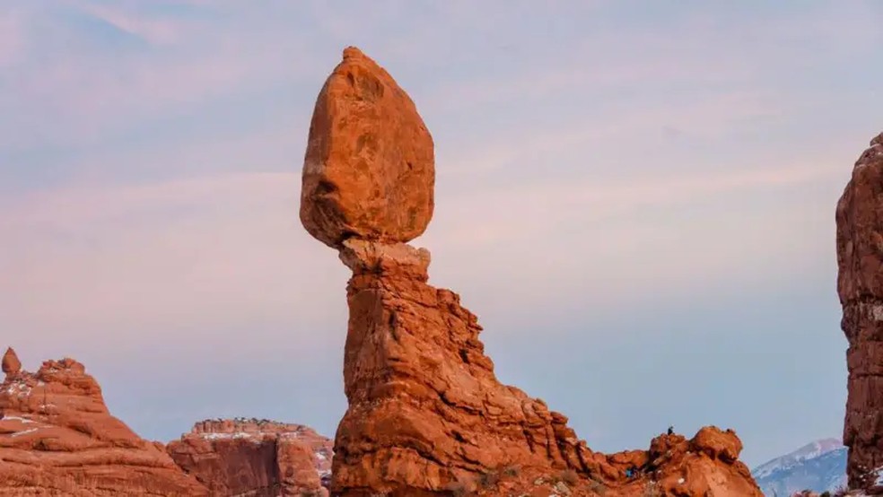 Rocha em equilíbrio precário no Parque Nacional dos Arcos, em Utah — Foto: Getty Images via BBC