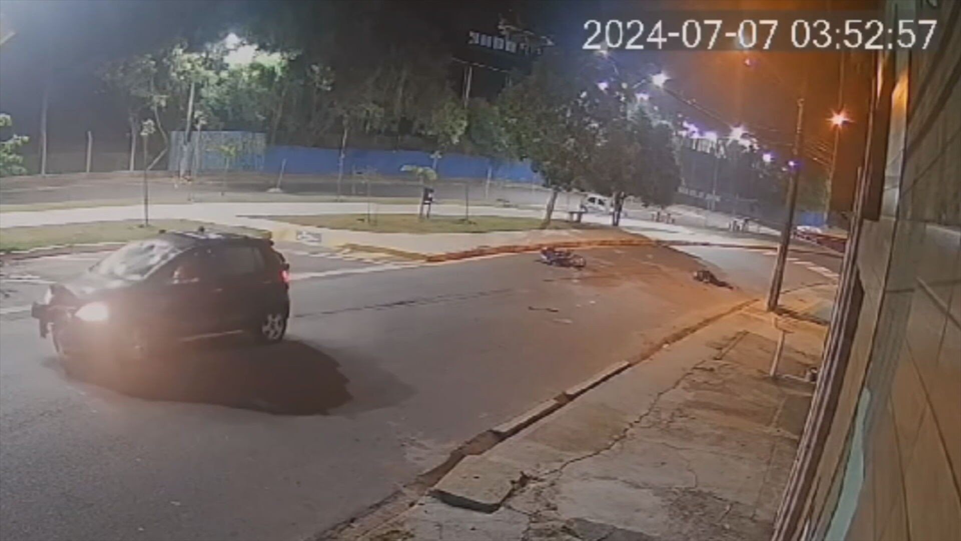 Motociclista é socorrido com ferimentos graves após ser atingido por carro em avenida de Várzea Paulista; vídeo 