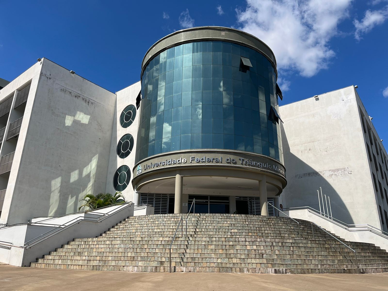 Aula on-line é invadida e vídeo pornô é exibido para alunos de universidade em MG