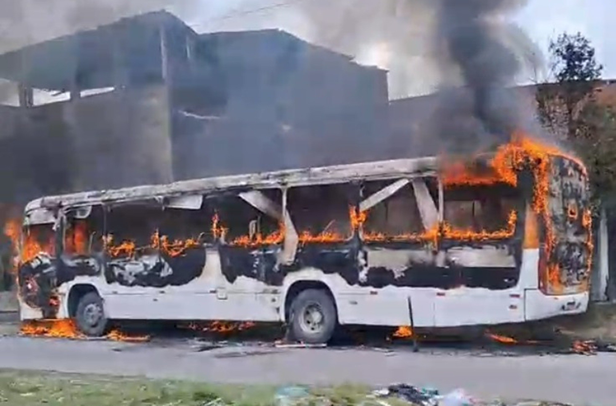Ônibus fica destruído após ser incendiado na BR-101; VÍDEO