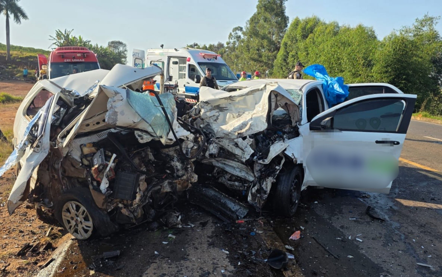 Batida entre dois carros deixa três pessoas mortas e duas feridas em Paraguaçu