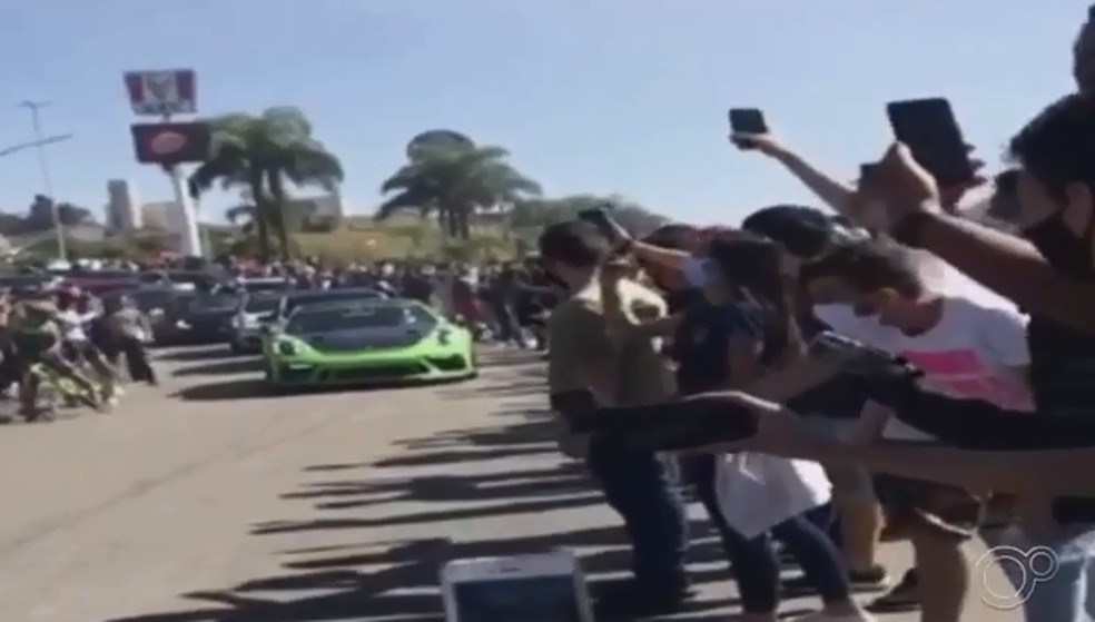 Moradores de Nova Lima denunciam 'rachas' com carros de luxo: 'como se eu  estivesse no autódromo' - Rádio Itatiaia