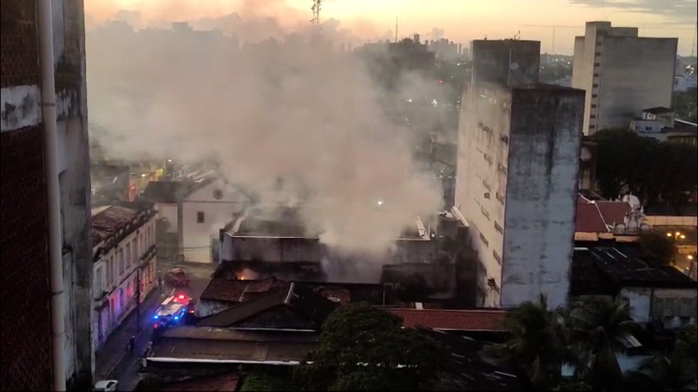 Muita fumaça podia ser vista nas primeiras horas da manhã no Centro Histórico de João Pessoa — Foto: TV Cabo Branco/Reprodução