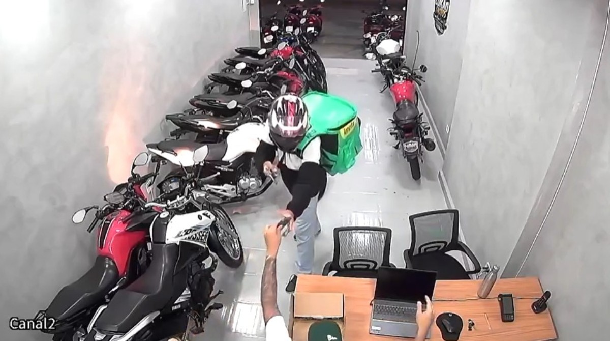 VÍDEO: Empresário é assaltado dentro de loja de motos na Zona Sul de SP por criminosos que se passaram por entregadores