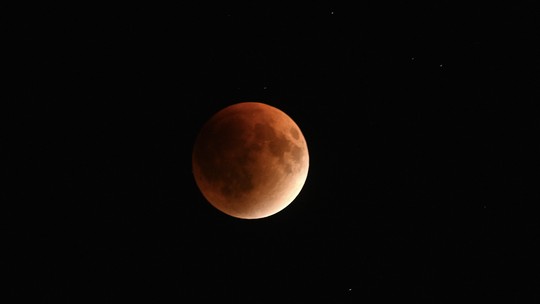 'Lua de sangue': eclipse total deixa Lua vermelha; veja FOTOS - Fenômeno astronômico foi visível em partes da Ásia, África e Europa, mas não pôde ser observado no Brasil.
