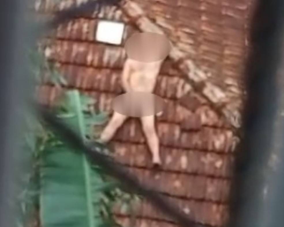Homem é detido após se masturbar em telhado de casa no litoral de SP — Foto: Reprodução