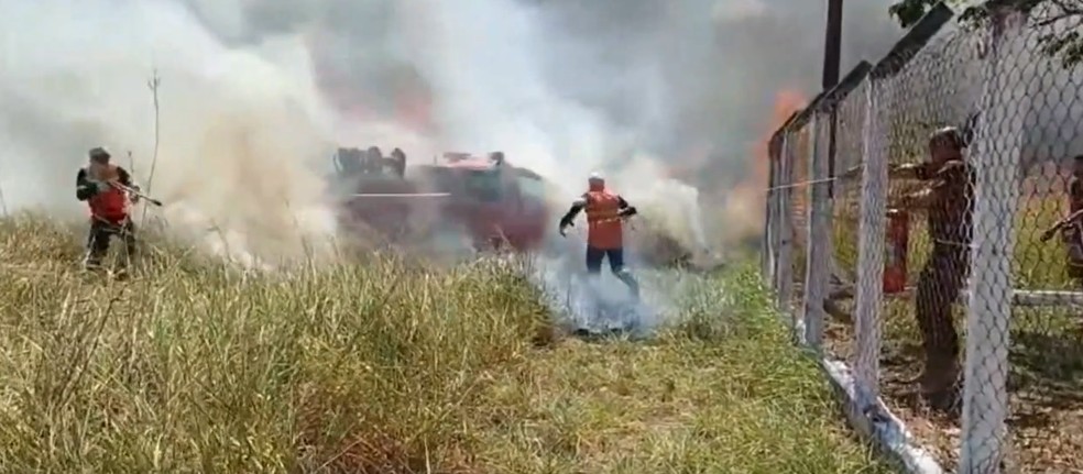 Chamas avan�am sobre �rea onde equipe dos bombeiros atuava em Col�der (MT) � Foto: Reprodu��o