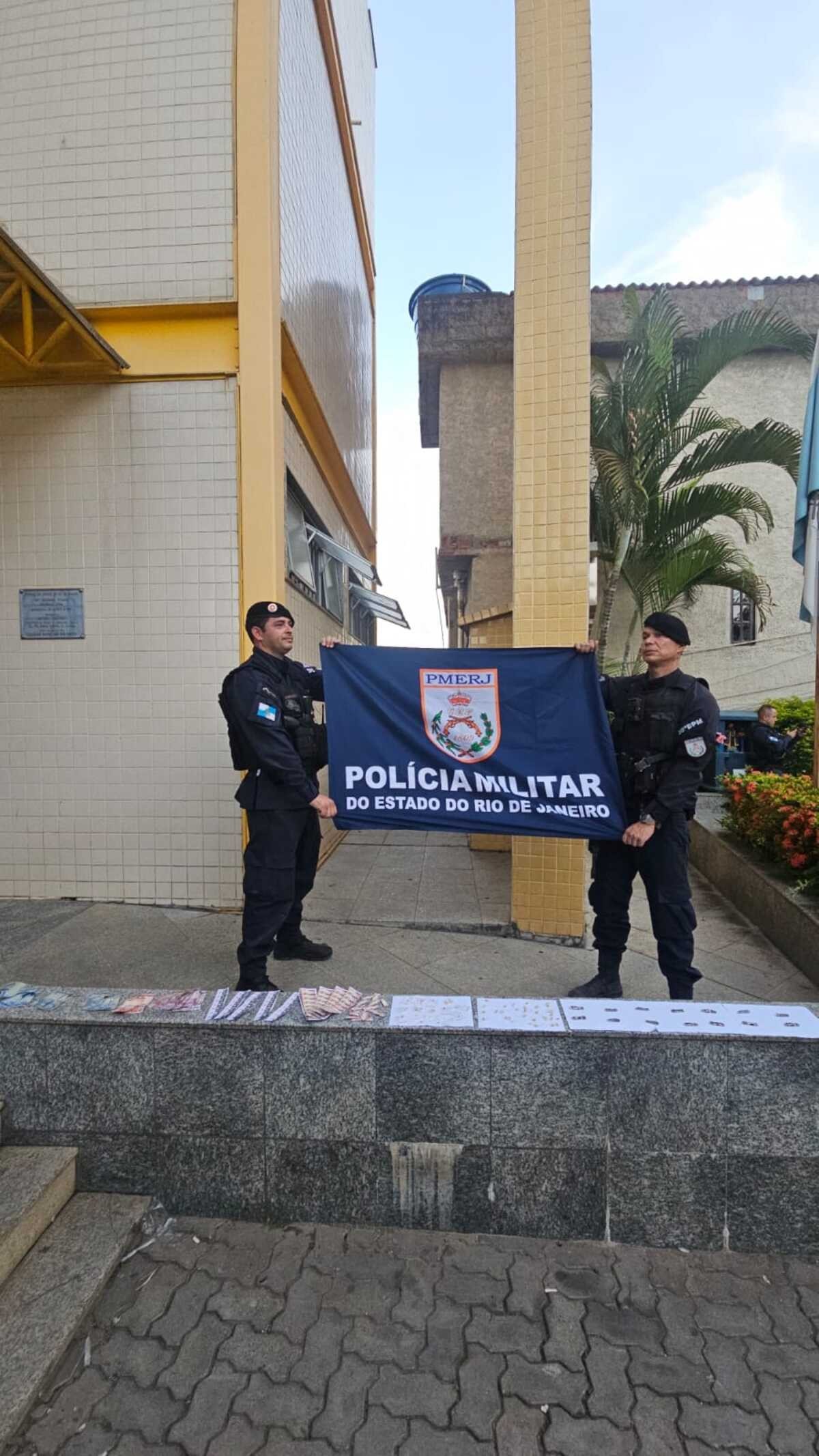 Homem e adolescente são detidos com drogas em Três Rios