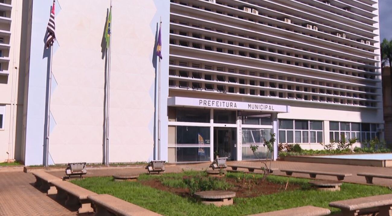 Prefeitura de Araraquara suspende pagamento de horas extras de servidores por crise financeira