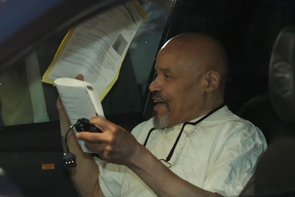 Douglas Stewart Carter, sentado no carro, após ser libertado da Cadeia do Condado de Utah — Foto: AP / George Frey