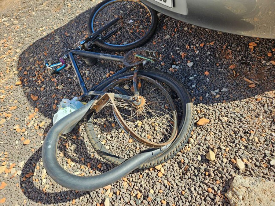Carro atinge traseira de bicicleta e ciclista fica gravemente ferido em via de acesso à rodovia de Dracena