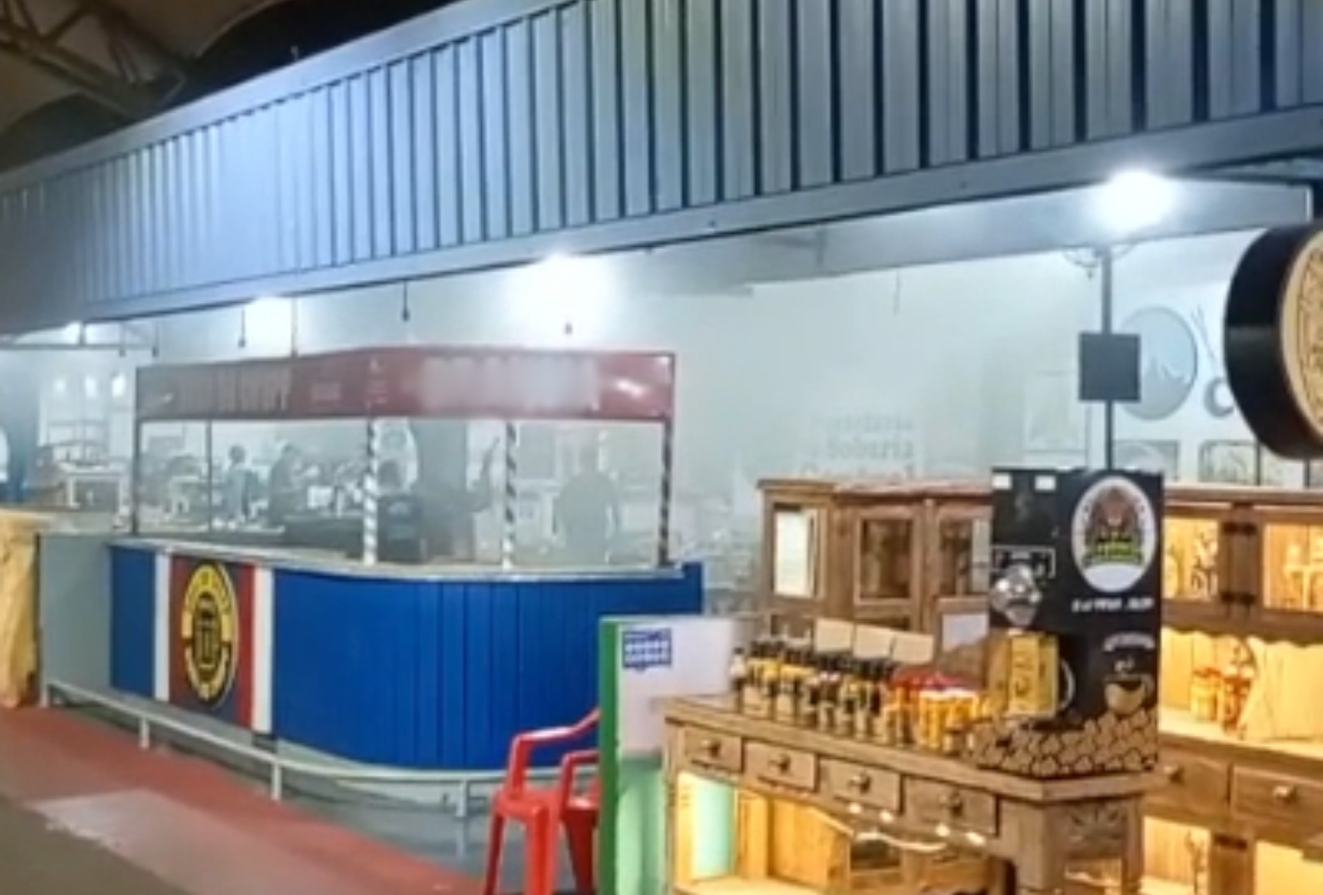 Ventilador superaquecido provoca fumaça e assusta frequentadores na Feira Central de Campo Grande