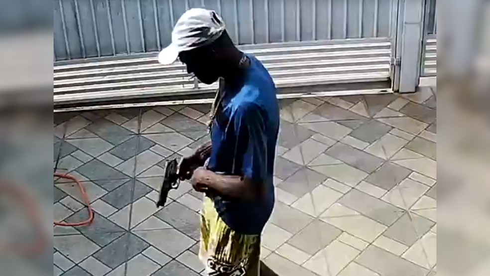 Comparsa de adolescente foi flagrado com arma em Rio Preto (SP) — Foto: Reprodução/Câmera de segurança