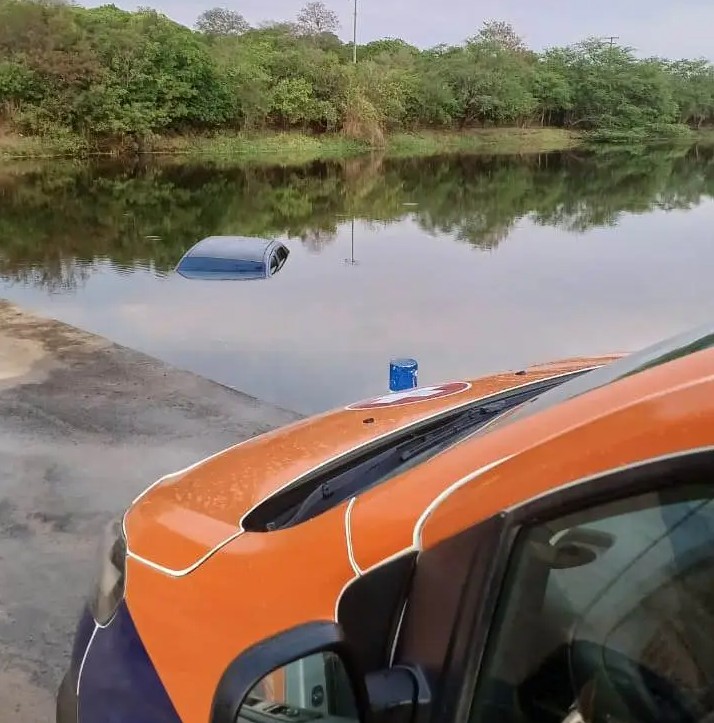 Motorista perde controle de carro e cai em barragem em zona rural de cidade da Bahia